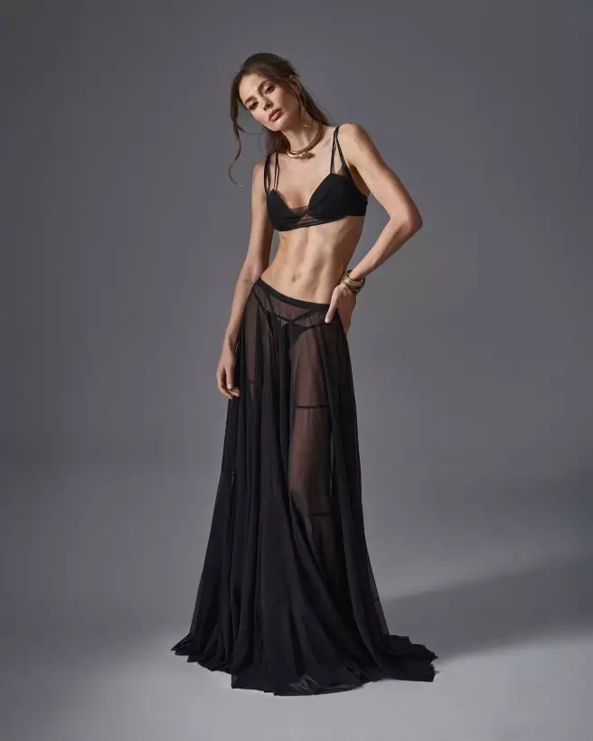 Image du string Sibilie Noir d'Obsessive avec détails géométriques et chaîne décorative-7