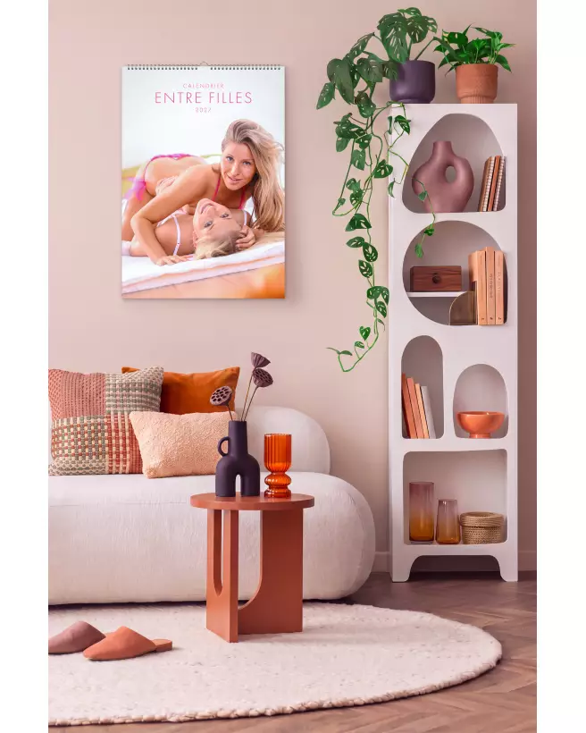 Image du Calendrier Entre Filles 2027 par Editions France, calendrier sexy et élégant-3
