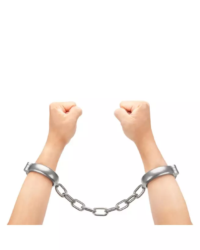 Image des menottes Heavy Duty Hand Cuffs Silver par Prowler Red, robustes et sécurisées pour professionnels et jeux de r-4