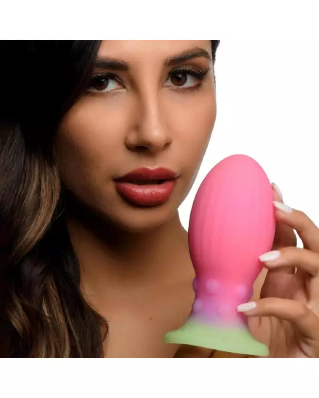 Image du Xeno Egg Pink de XR Brands, sextoy créature en silicone qui brille dans le noir-7