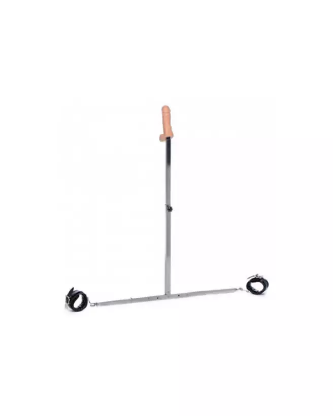 Barre d'écartement avec menottes et dildo anal XR Brands pour jeux de domination-1