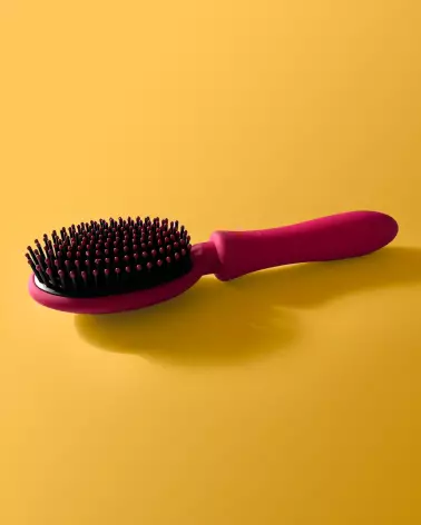 Brosse rechargeable rose VIBRALISS pour massage cuir chevelu et relaxation