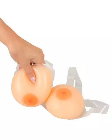 Image de faux seins en silicone Strap-On de Cottelli Accessoires pour un look naturel et confortable-6