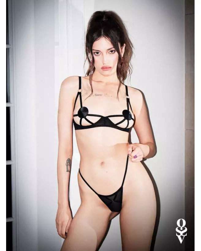 String Euridia Noir Obsessive avec détails métalliques dorés et design entrecroisé-9