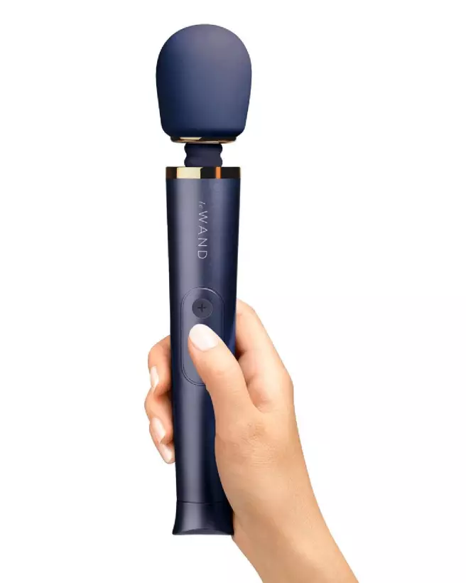 Image du Wand Petite Navy par Le Wand, wand vibrant compact et élégant-4